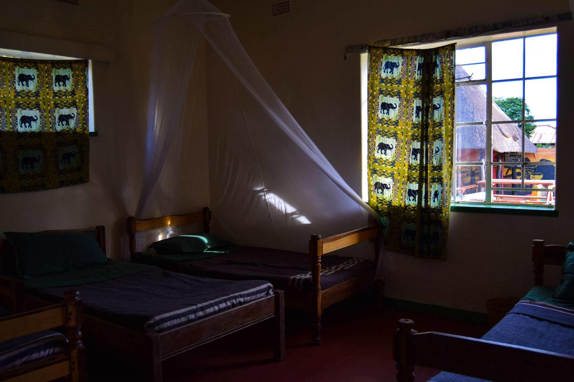 Zinga Backpackers Hotel Livingstone Buitenkant foto