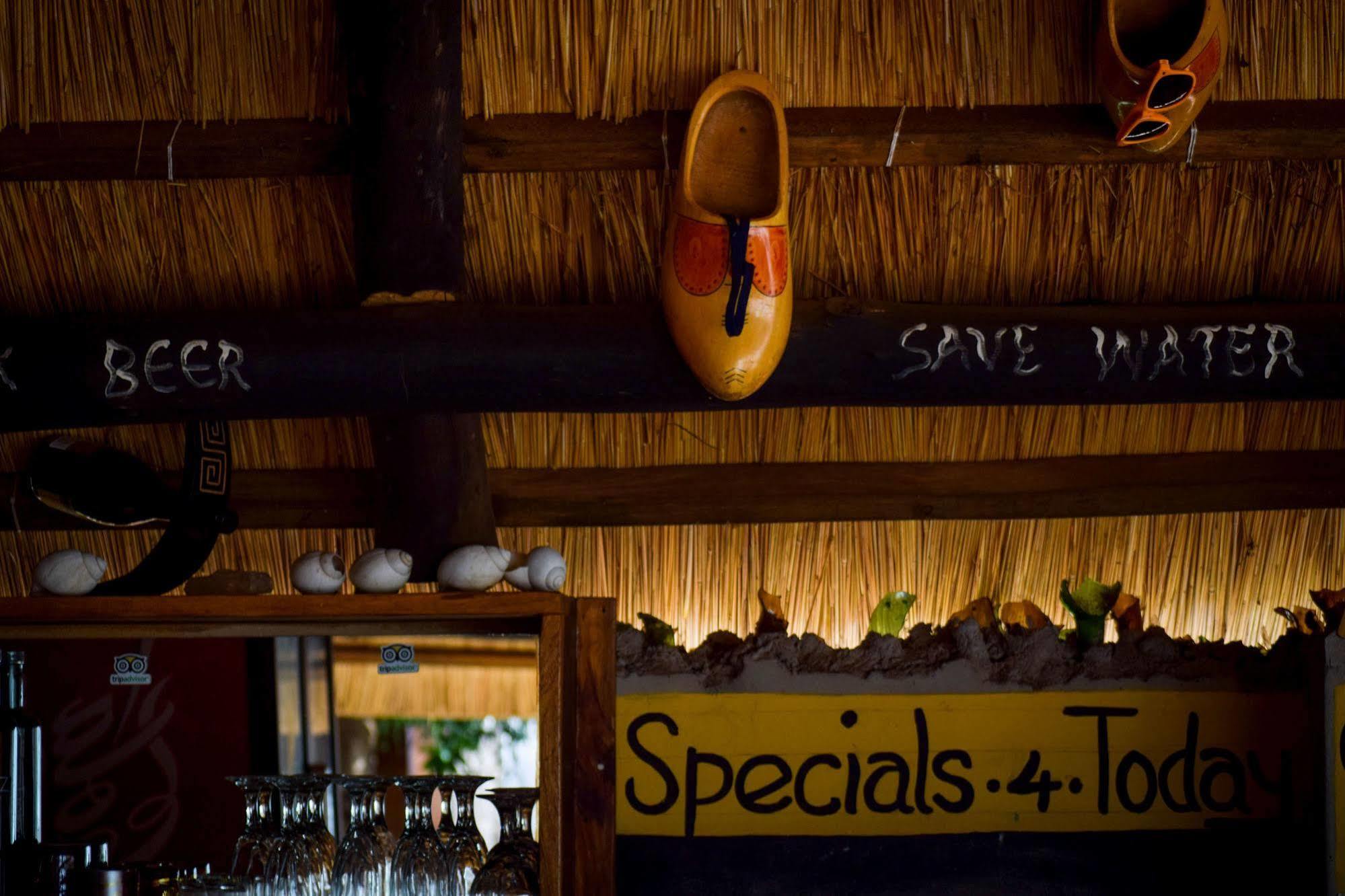 Zinga Backpackers Hotel Livingstone Buitenkant foto